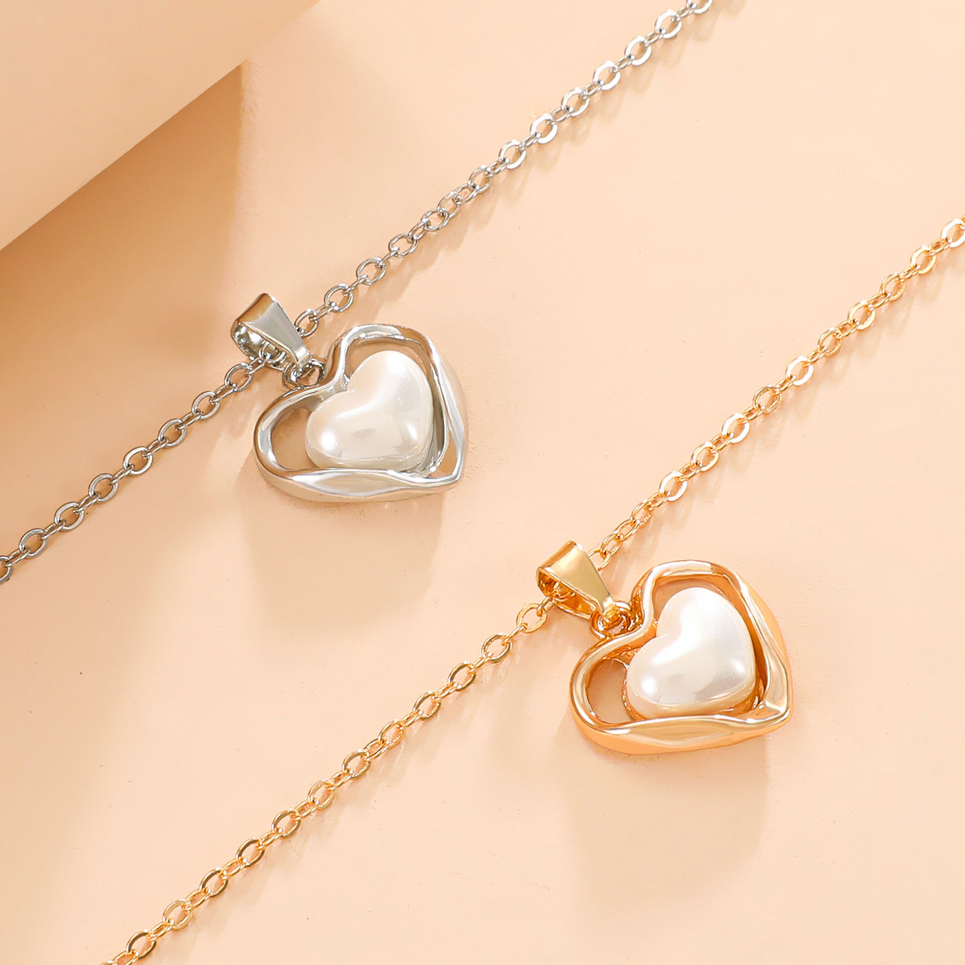 Colliers de clavicule de luxe légers en perles creuses en forme de cœur
