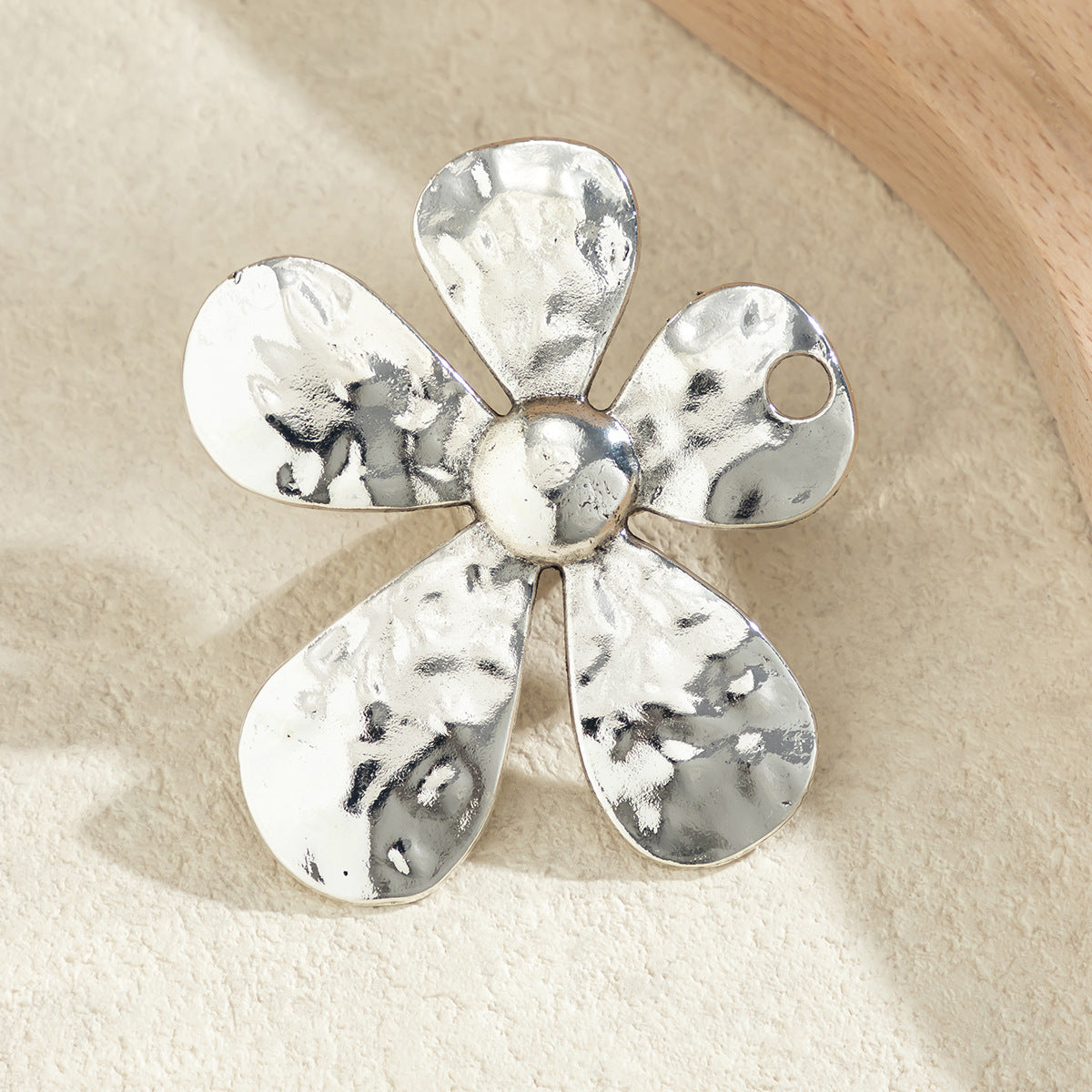 Nischen-Liquid-Flower-Accessoires – Übertriebene metallische große Halsketten