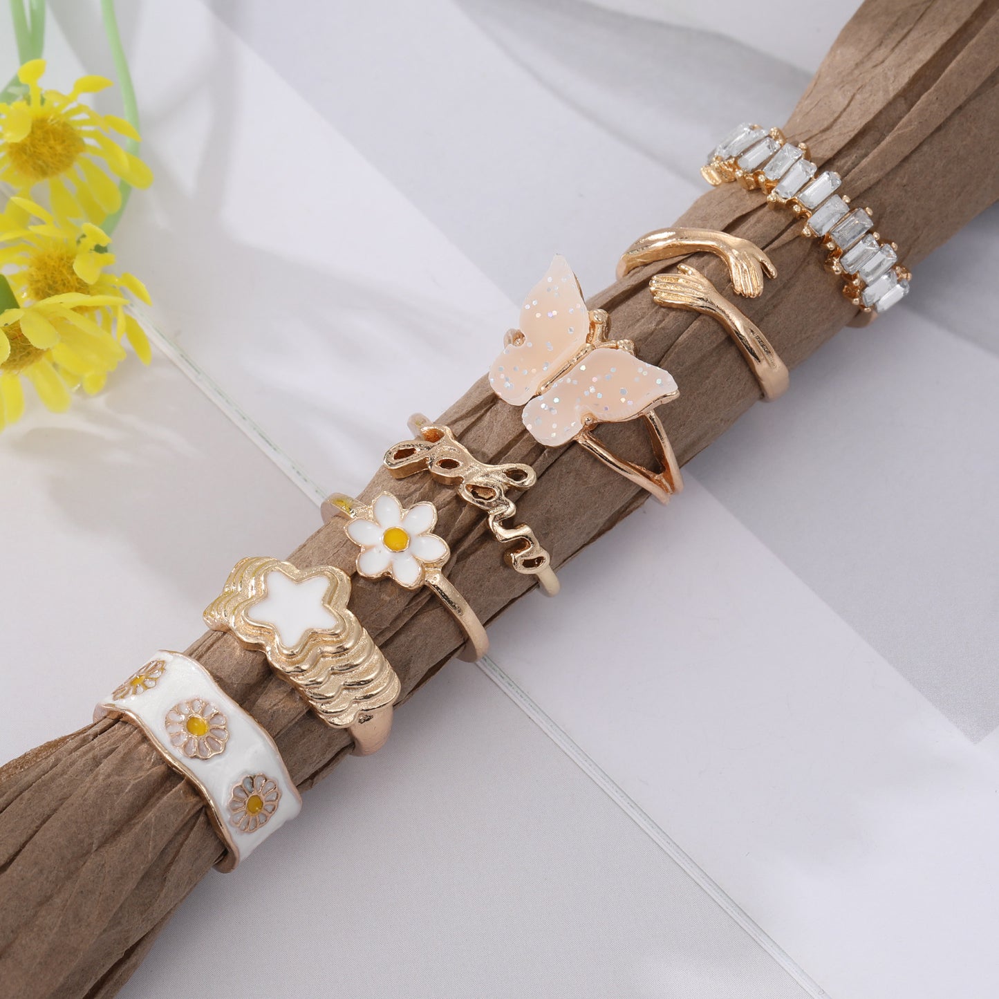 Schmetterlings-Set mit kleinen Gänseblümchen-Blumenringen