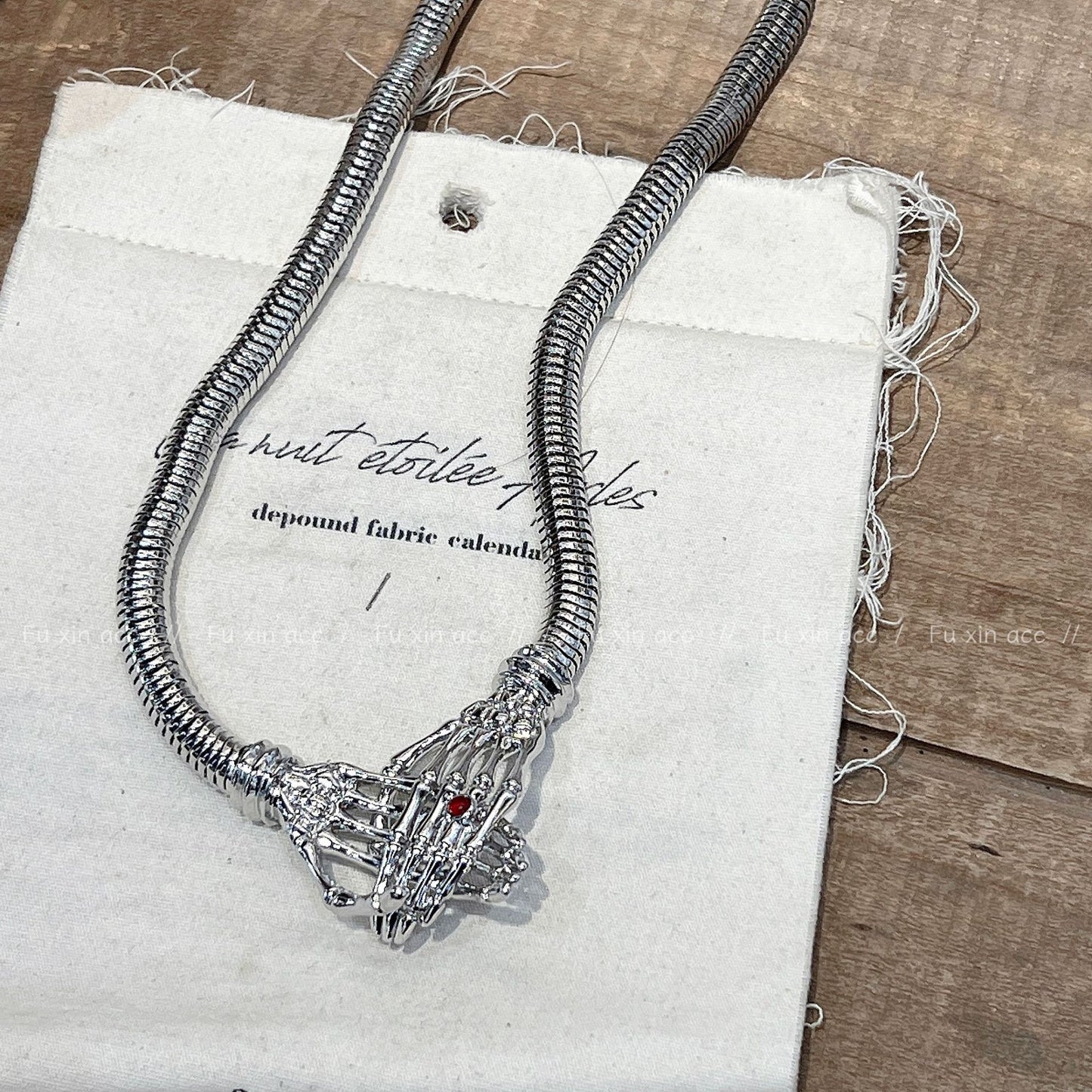 Colliers de clavicule rétro Punk avec aimant à main de crâne exagéré