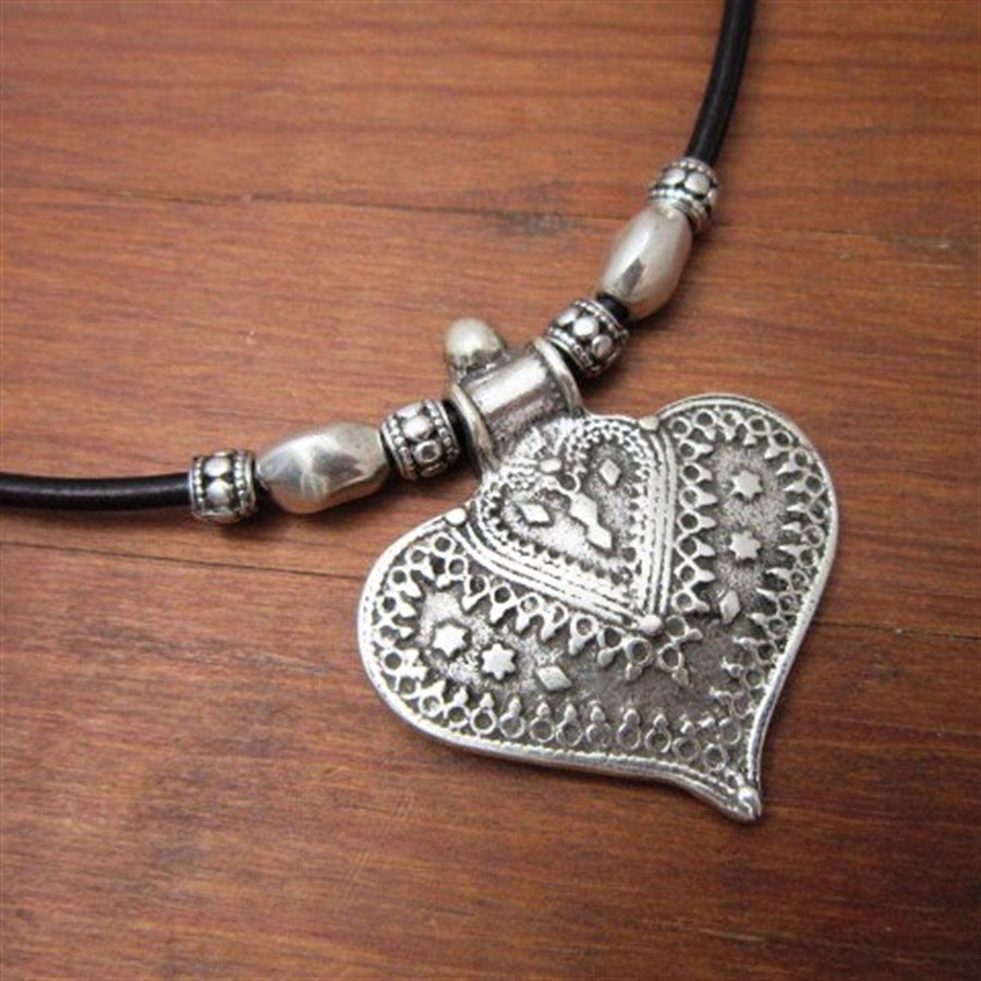 Colliers féminins à pendentif exagéré de coeur d'amour de modèle rétro
