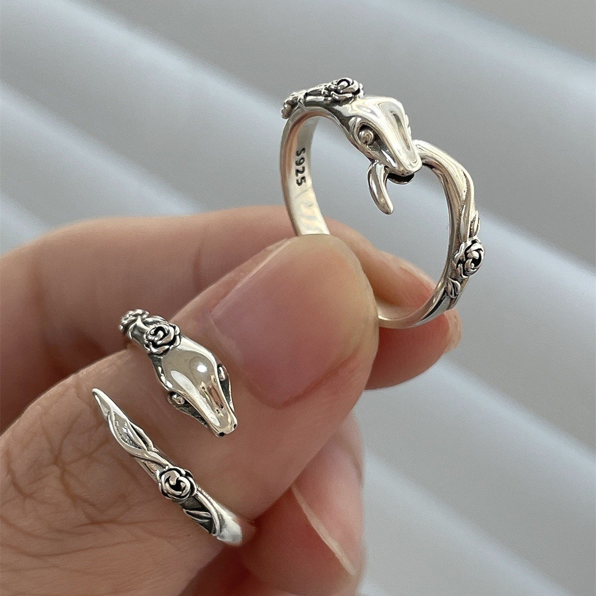 Snake Female Retro Design Minority Fashion Personality Rose Switchable Rings