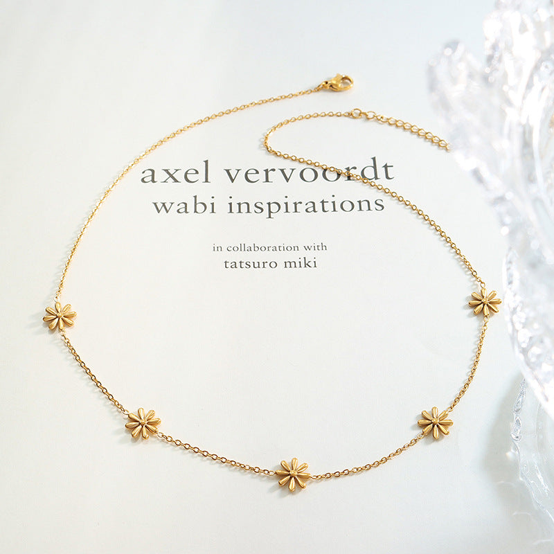 Colliers féeriques avec fleurs capricieuses, Design frais, petites marguerites