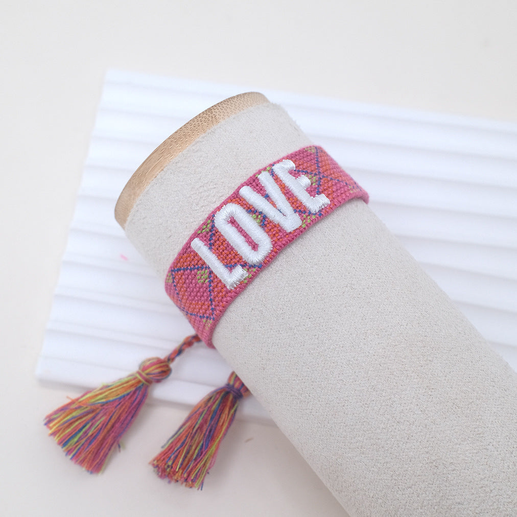 Armbänder mit Buchstaben-Stickerei und böhmischen Quasten