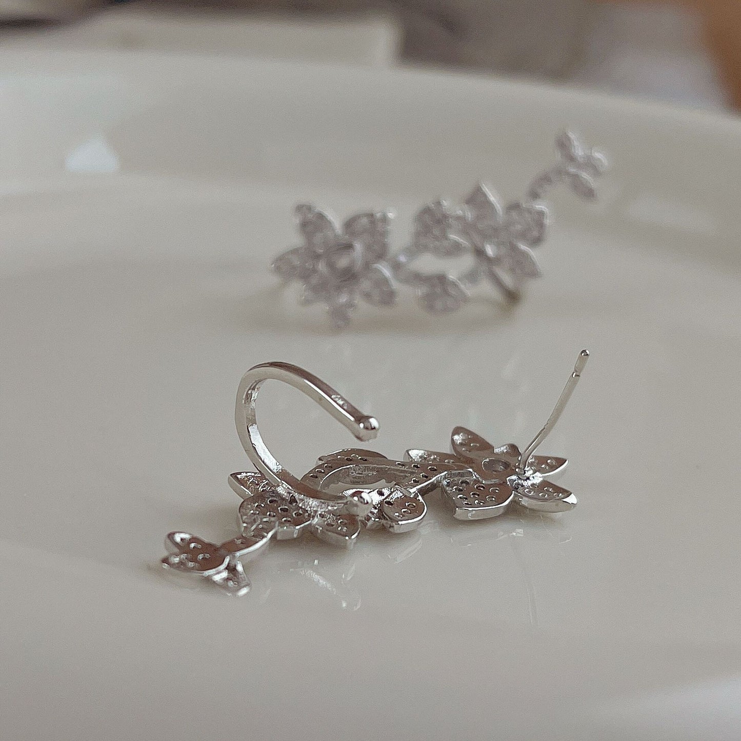 Yang Exquisite Flower Ear Clip One-piece Earrings