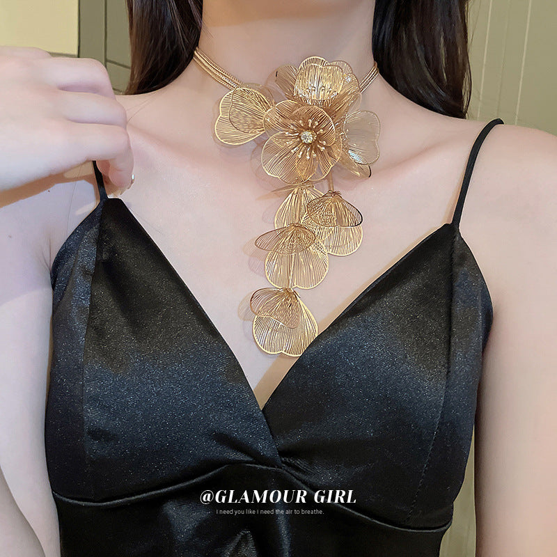 Colliers de luxe de haute qualité avec pampilles de fleurs en diamant, lumière chaude exagérée