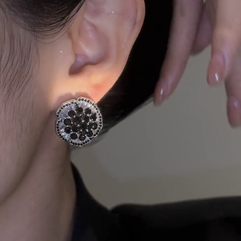 Hochwertige schwarze Ohrringe im Blumenmode-Stil mit Volldiamanten