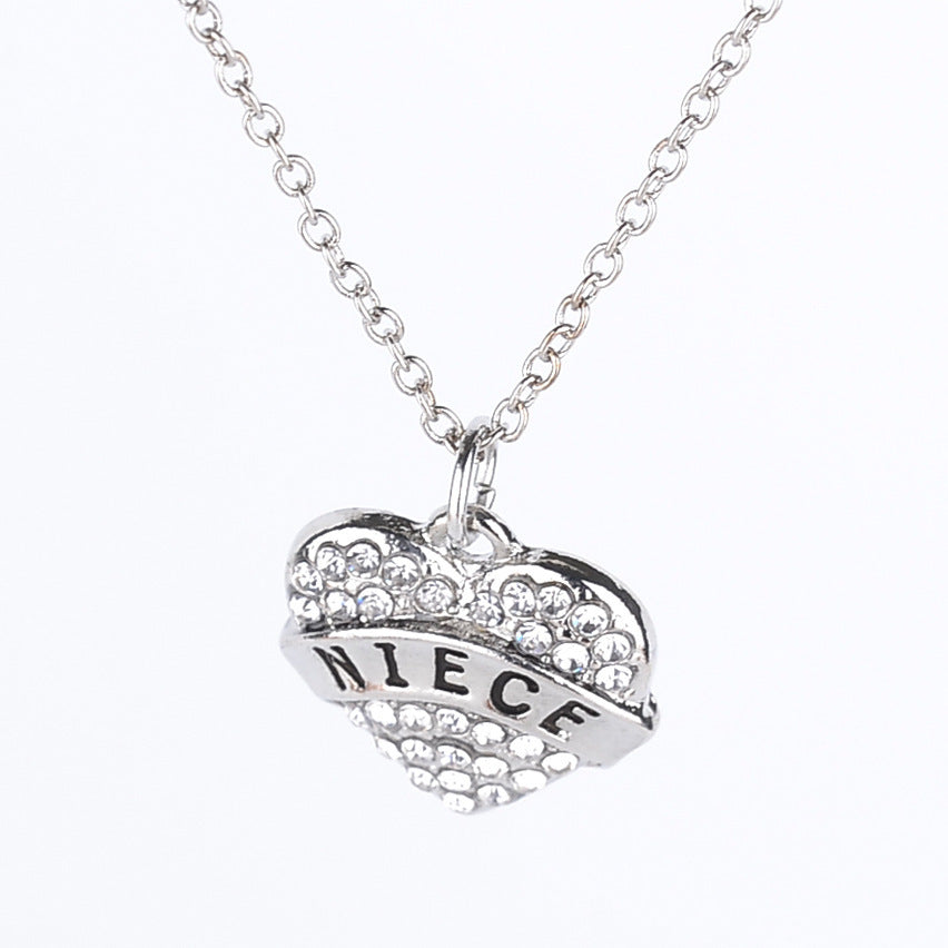 Colliers avec lettres simples et membres de la famille, pleins de diamants