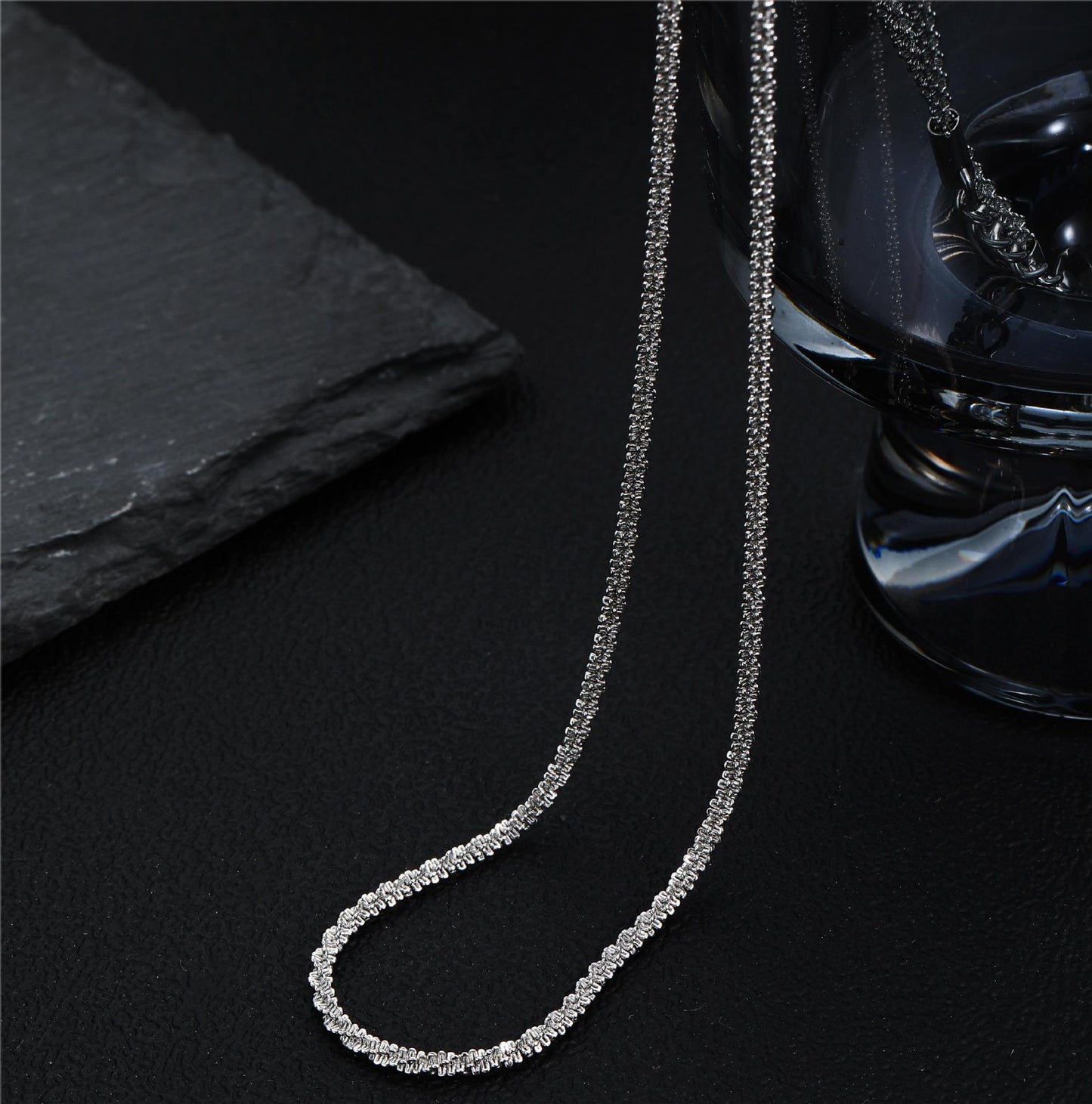 Chaîne féminine légère, colliers scintillants de luxe minoritaires
