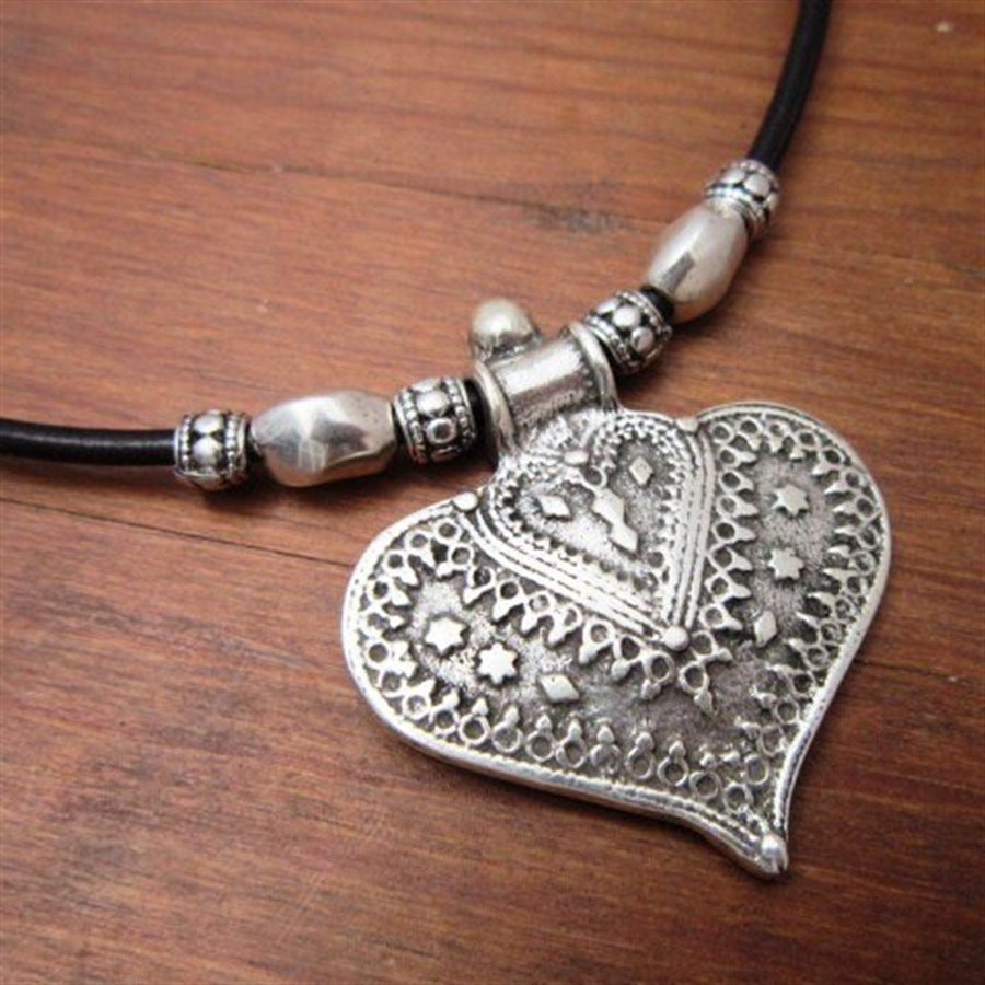 Colliers féminins à pendentif exagéré de coeur d'amour de modèle rétro