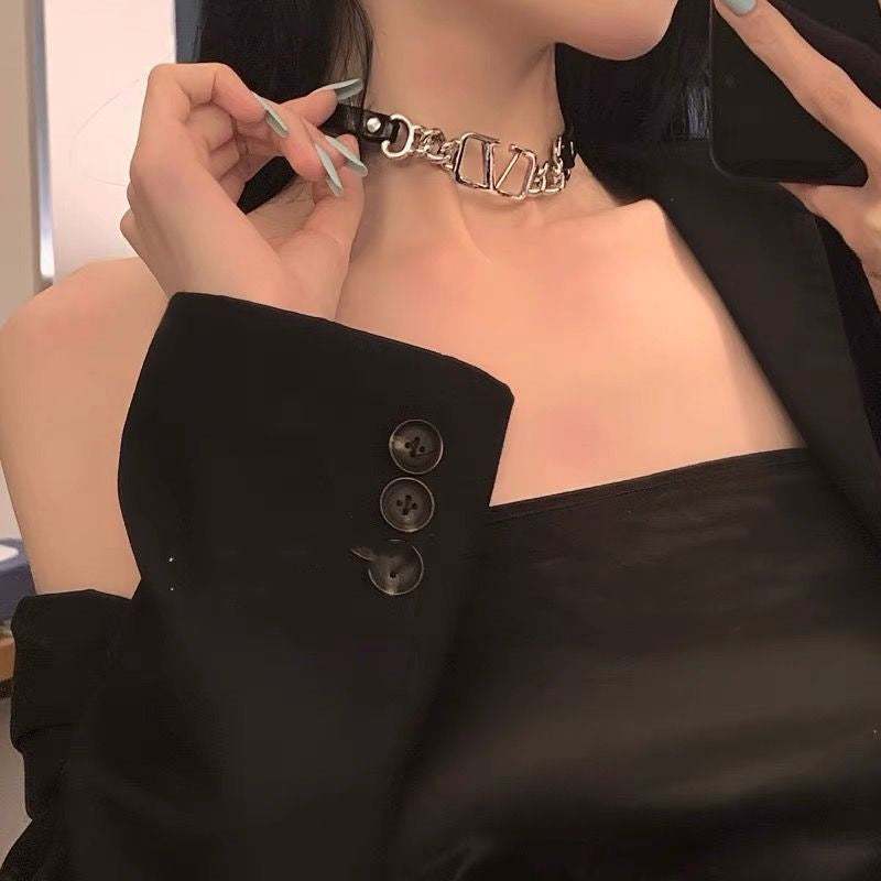 Colliers de collier de conception minoritaire de luxe léger pour femmes