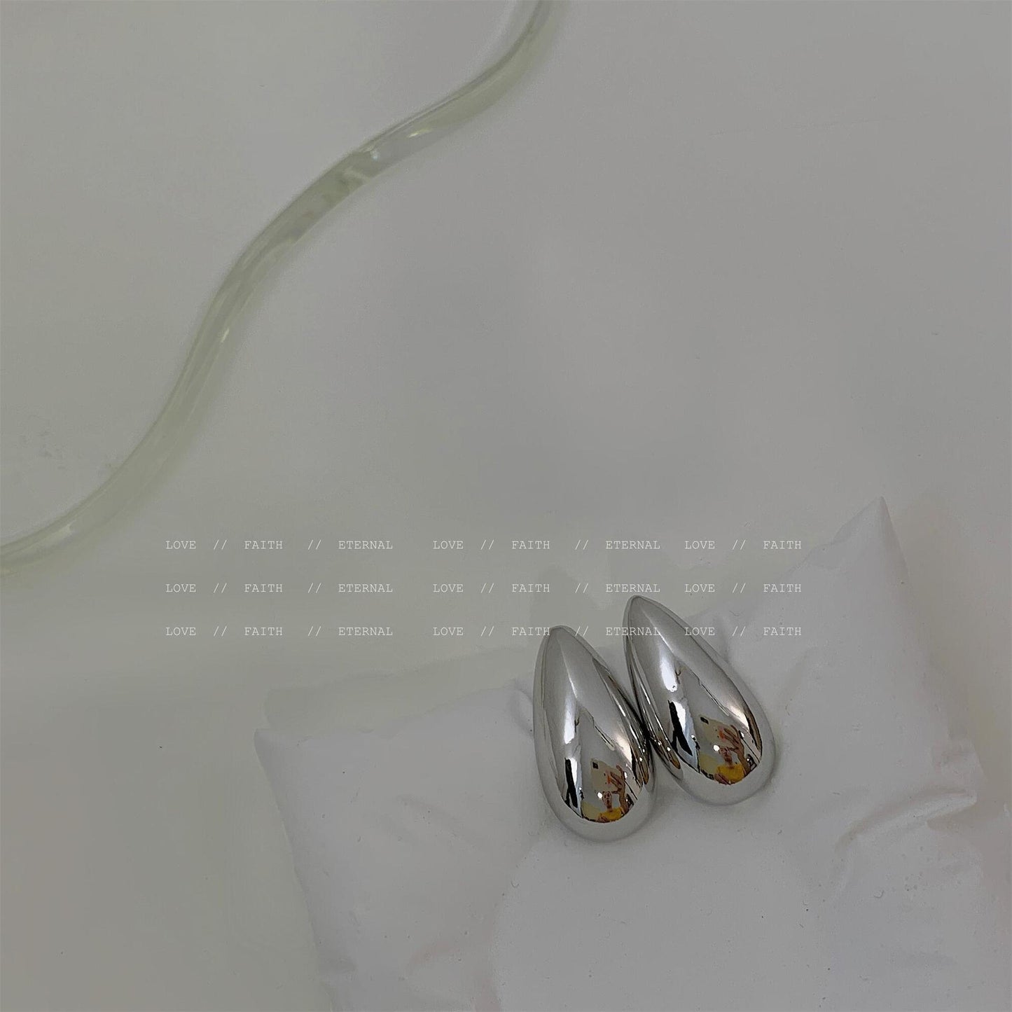 Eiförmige Silbernadel-Kaltstil-Metallohrringe