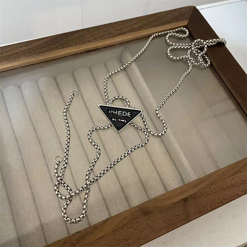 Colliers de chaîne de pull en acier titane avec pendentif marque triangulaire pour femmes