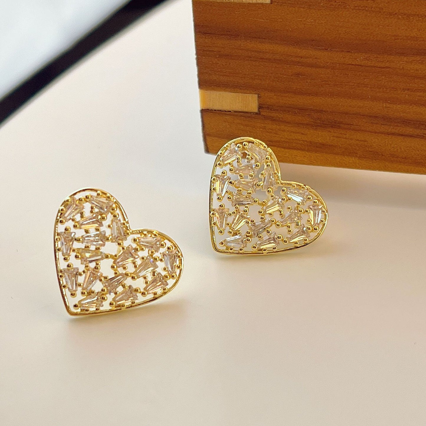 Women's Exquisite High-grade Simple Golden Heart-shaped Zircon For Sweet Earrings