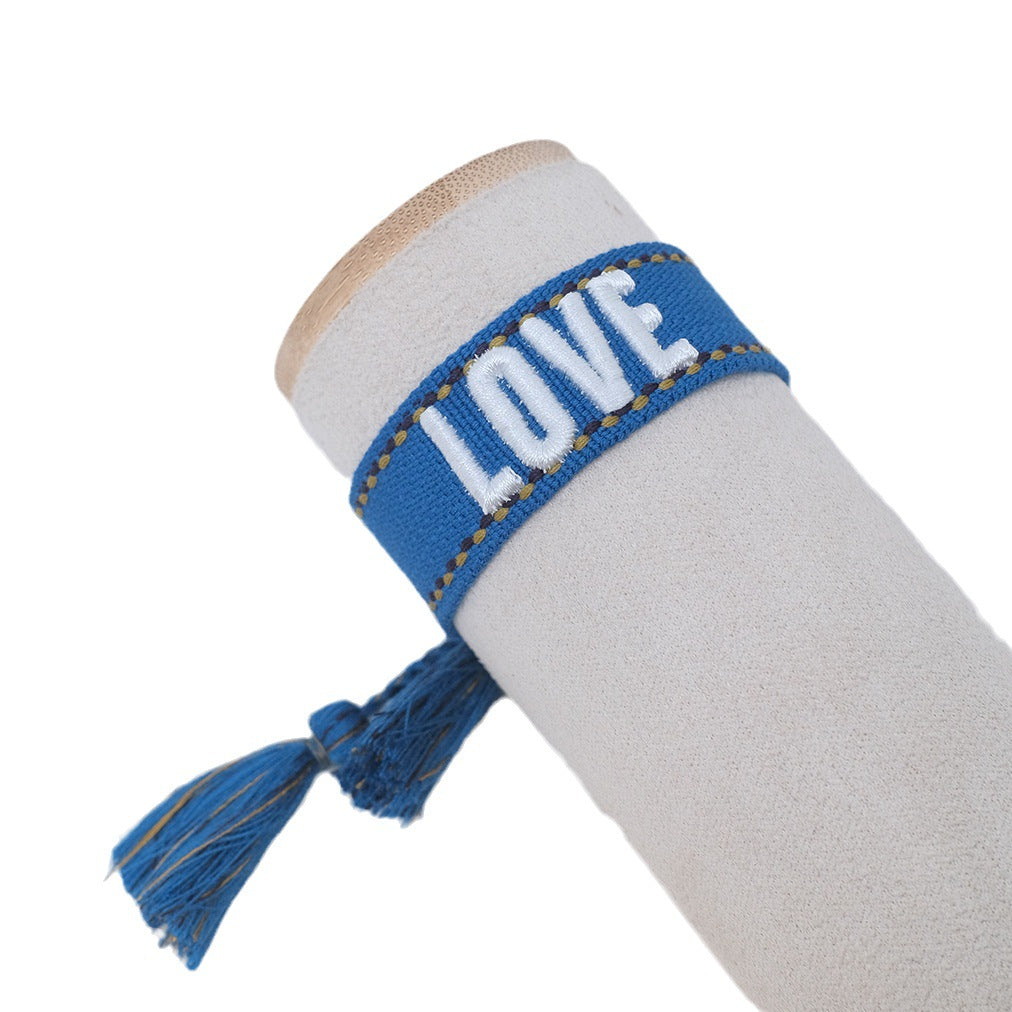 Armbänder mit Buchstaben-Stickerei und böhmischen Quasten