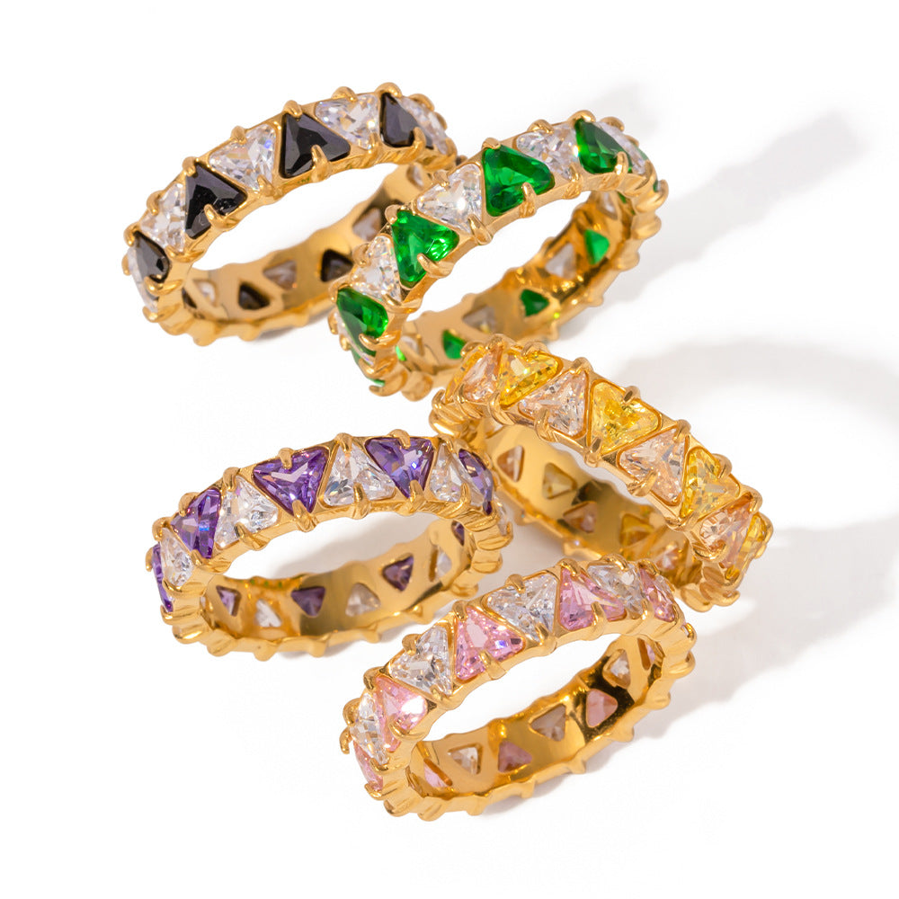 Goldfarbene Ringe aus Edelstahl mit eingelegtem dreieckigem Zirkon