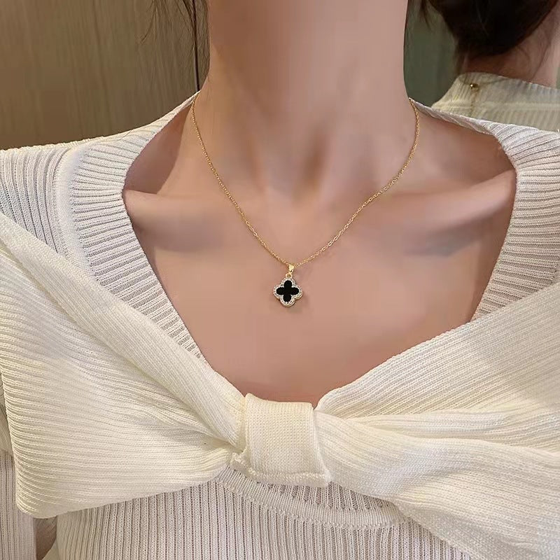 Colliers pour femmes en or et diamant trèfle noir et blanc