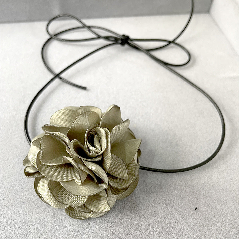 Colliers artistiques courts avec fleur de camélia, rose d'été