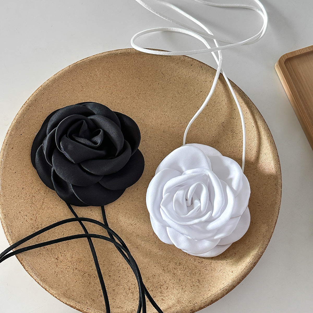 Ornament Handgefertigte Halsketten mit Rosenkragen aus Stoff und Blumen