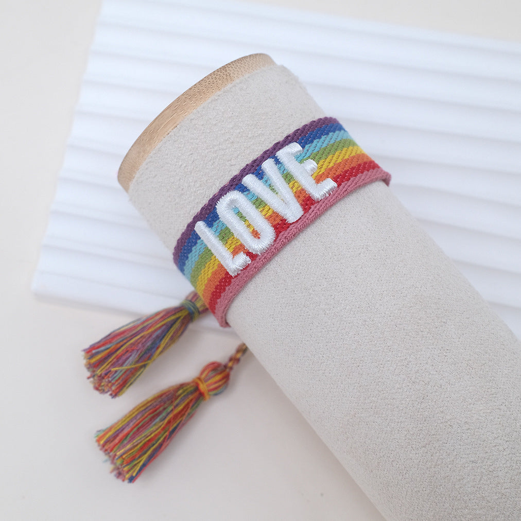 Armbänder mit Buchstaben-Stickerei und böhmischen Quasten