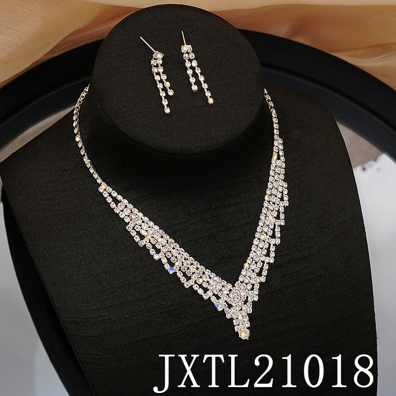 Colliers simples avec strass super flash et plein de diamants