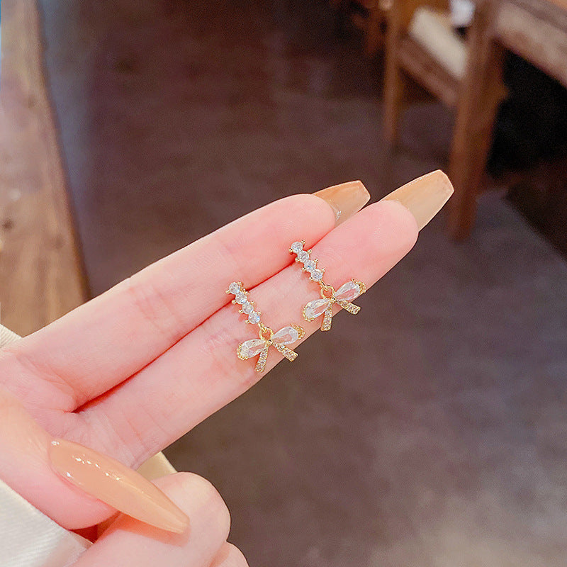 Boucles d'oreilles délicates de luxe légères de style nœud en zircon