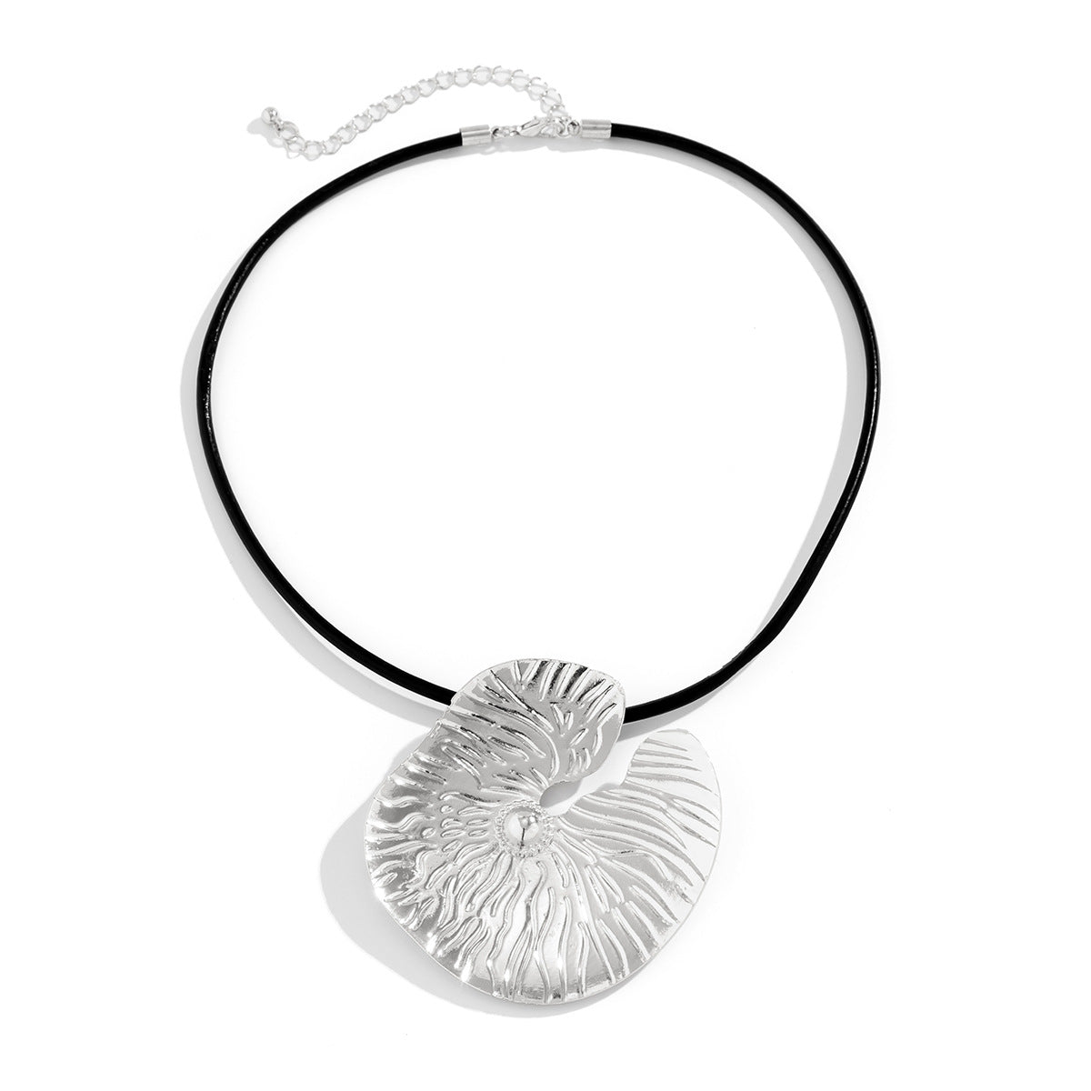 Colliers Vintage en forme de feuille de Lotus pour femmes, ornement en métal