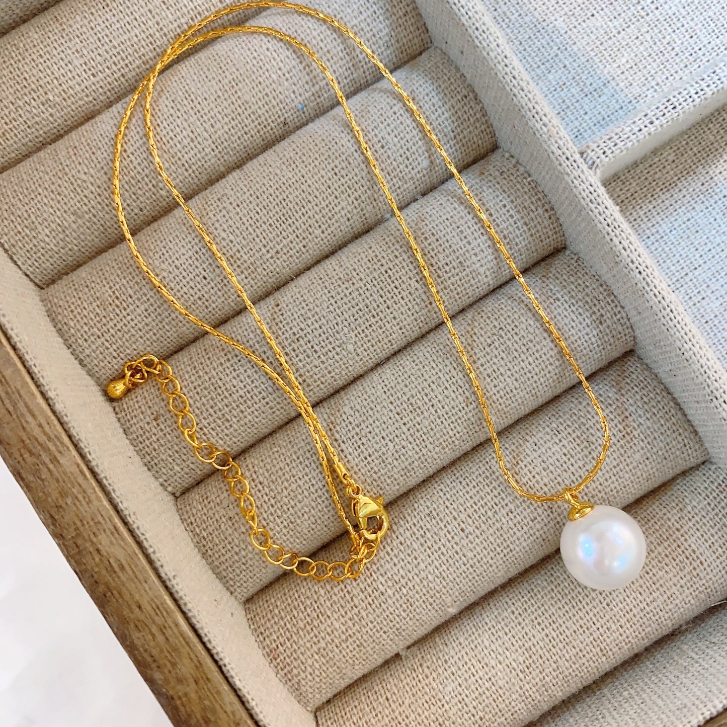 Colliers minimalistes avec pendentif en perles et chaîne plaquée or