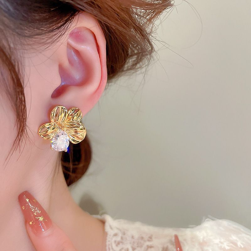 Women's Flower Niche Design Small Exquisite Gold Rings