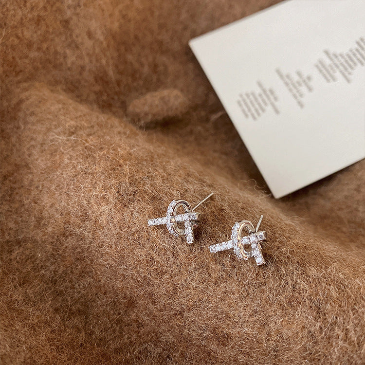 Exquisite kleine weibliche Ohrringe mit geknotetem Liebesherz und Zirkon