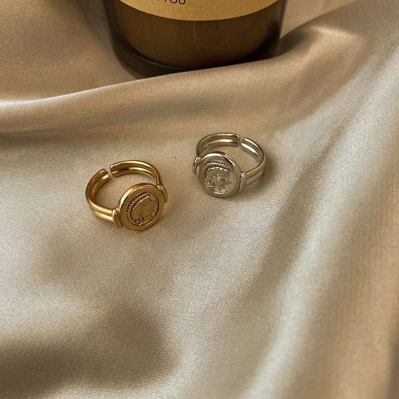 Porträt elegante runde offene Goldschmuckringe
