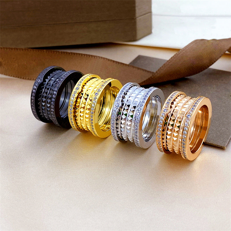 Herren-Frühlingsring mit Diamant auf beiden Seiten. Kleine Ringe