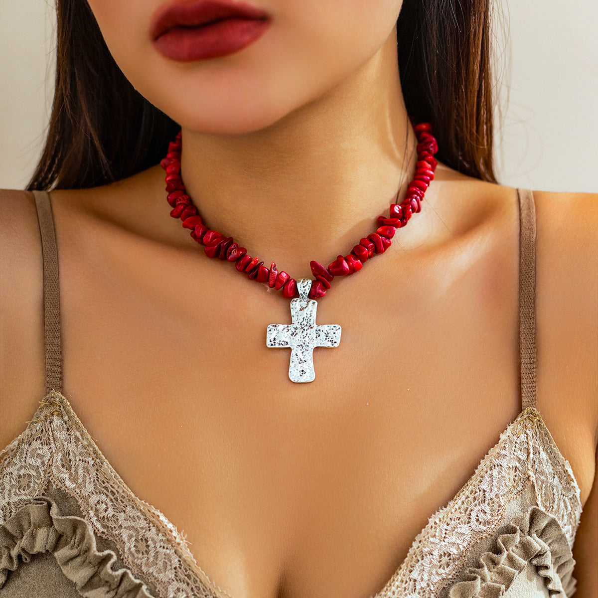 Colliers simples avec croix turquoise, ornement de plage irrégulière