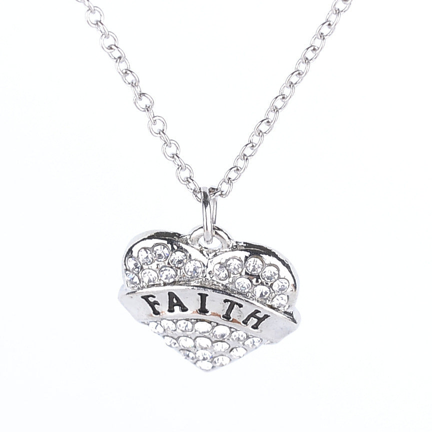 Colliers avec lettres simples et membres de la famille, pleins de diamants