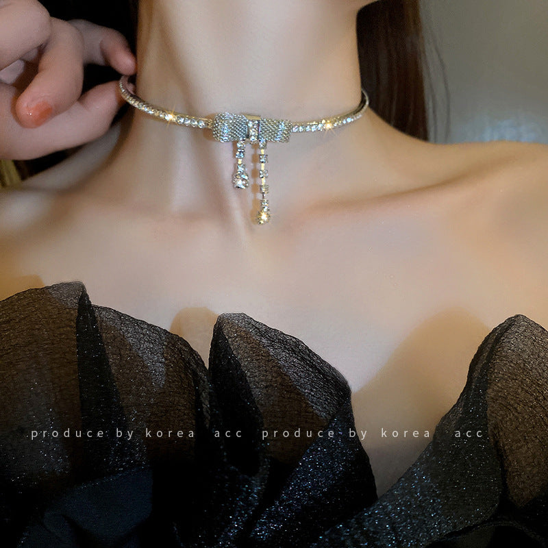 Colliers de tempérament en métal de style froid avec nœud en diamant pour femmes