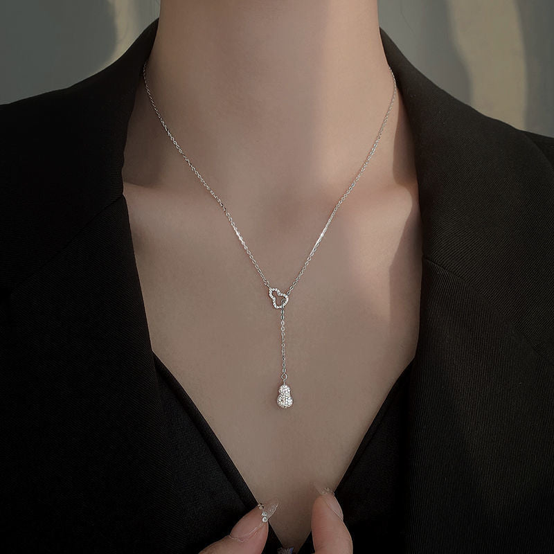 Colliers de niche féminins de style froid creux de gourde