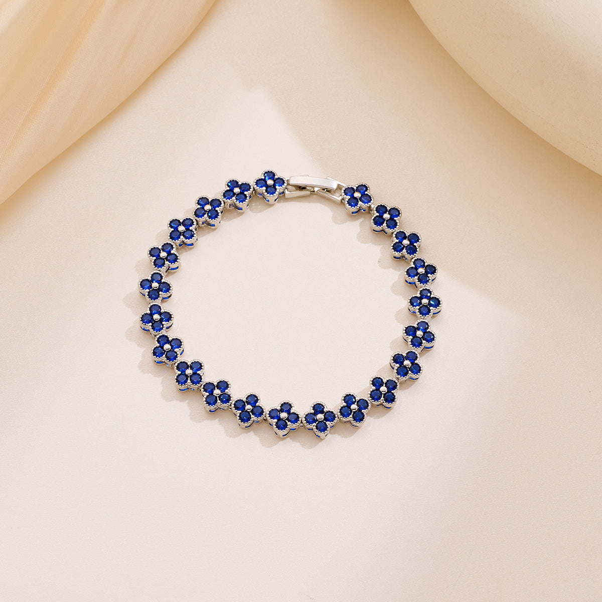 Women's Full Diamond Clover Fashion Design Luxurious Color Bracelet
