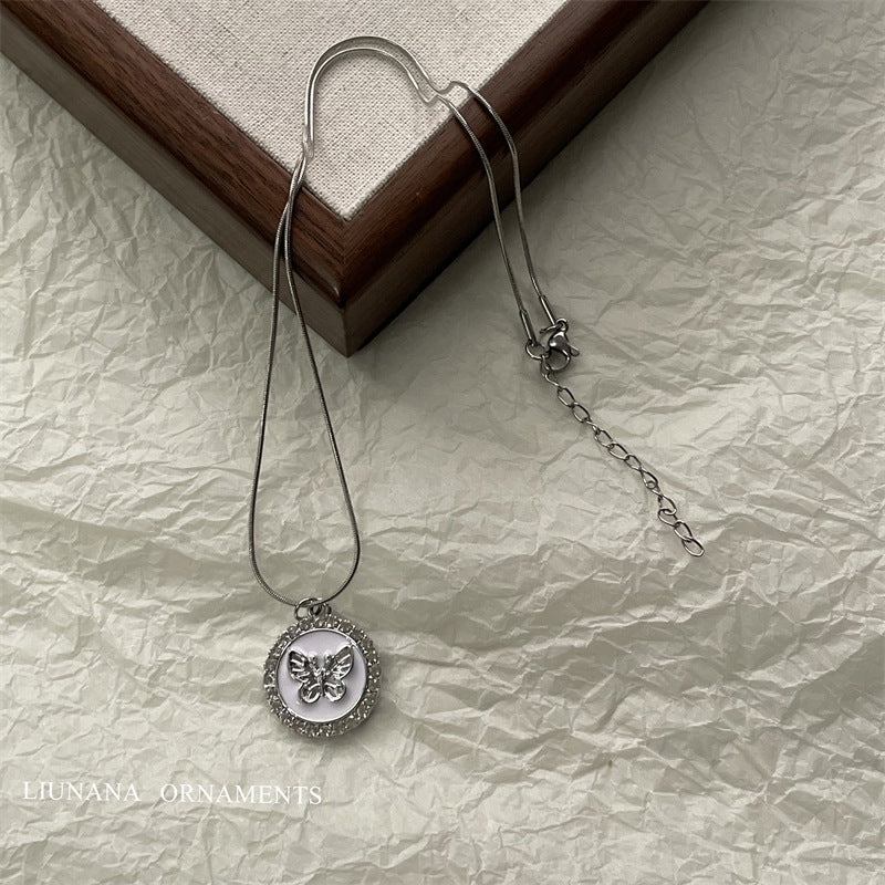 Papillon femelle plaque ronde pendentif conception avancée sens colliers