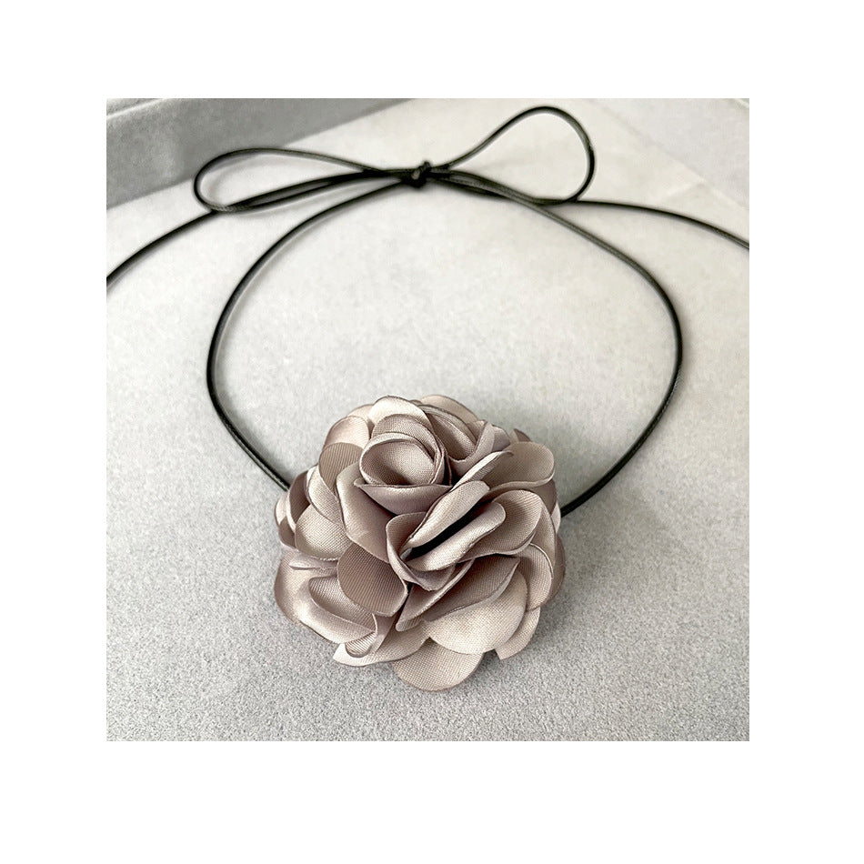 Colliers artistiques courts avec fleur de camélia, rose d'été