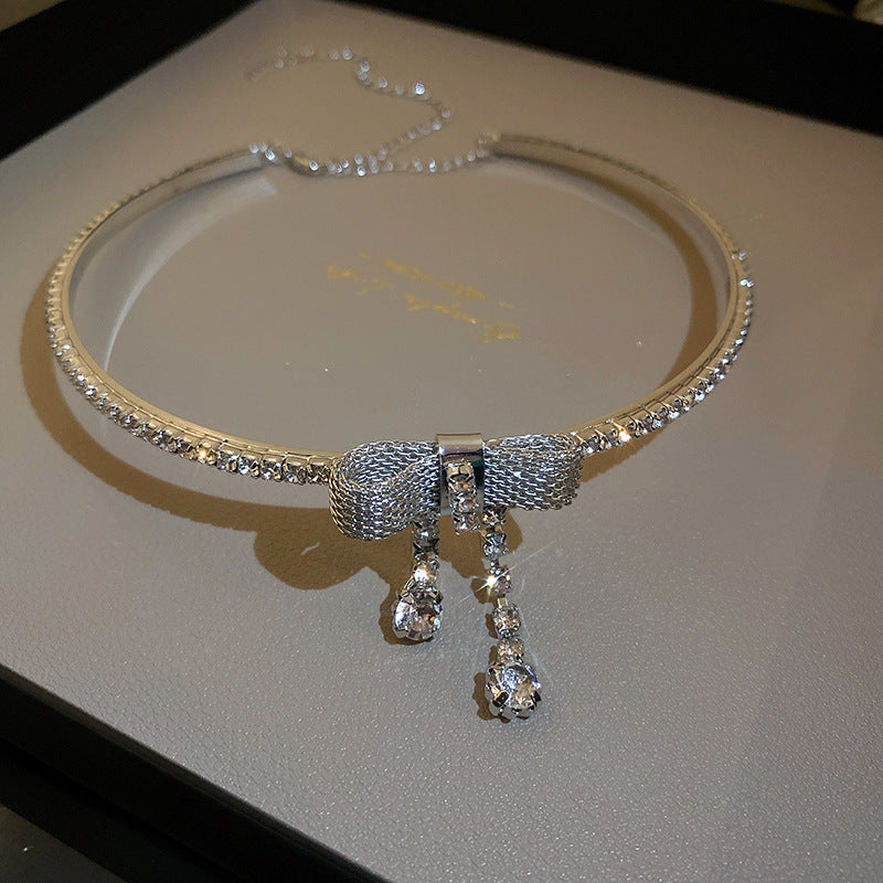 Colliers de tempérament en métal de style froid avec nœud en diamant pour femmes