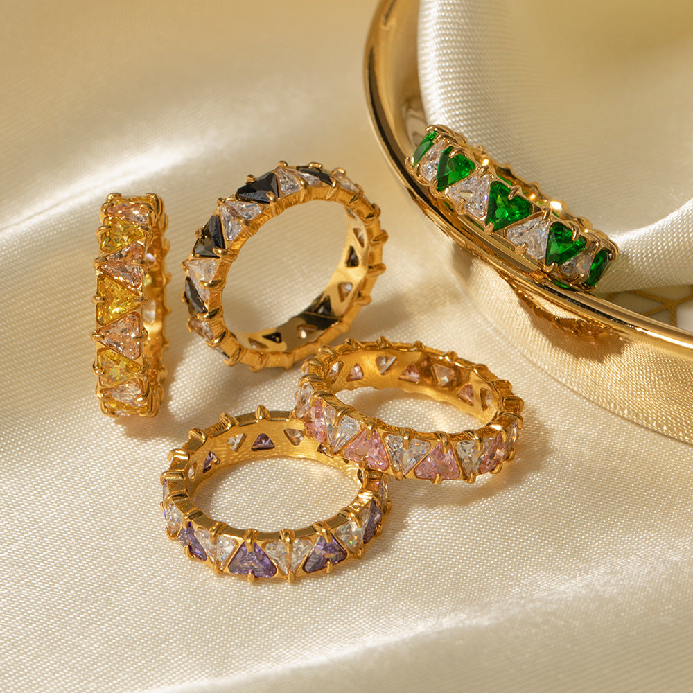 Goldfarbene Ringe aus Edelstahl mit eingelegtem dreieckigem Zirkon