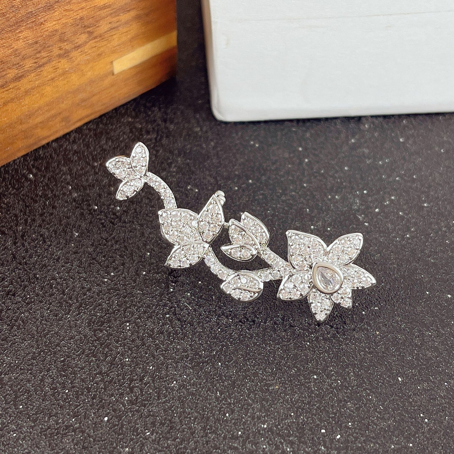Yang Exquisite Flower Ear Clip One-piece Earrings