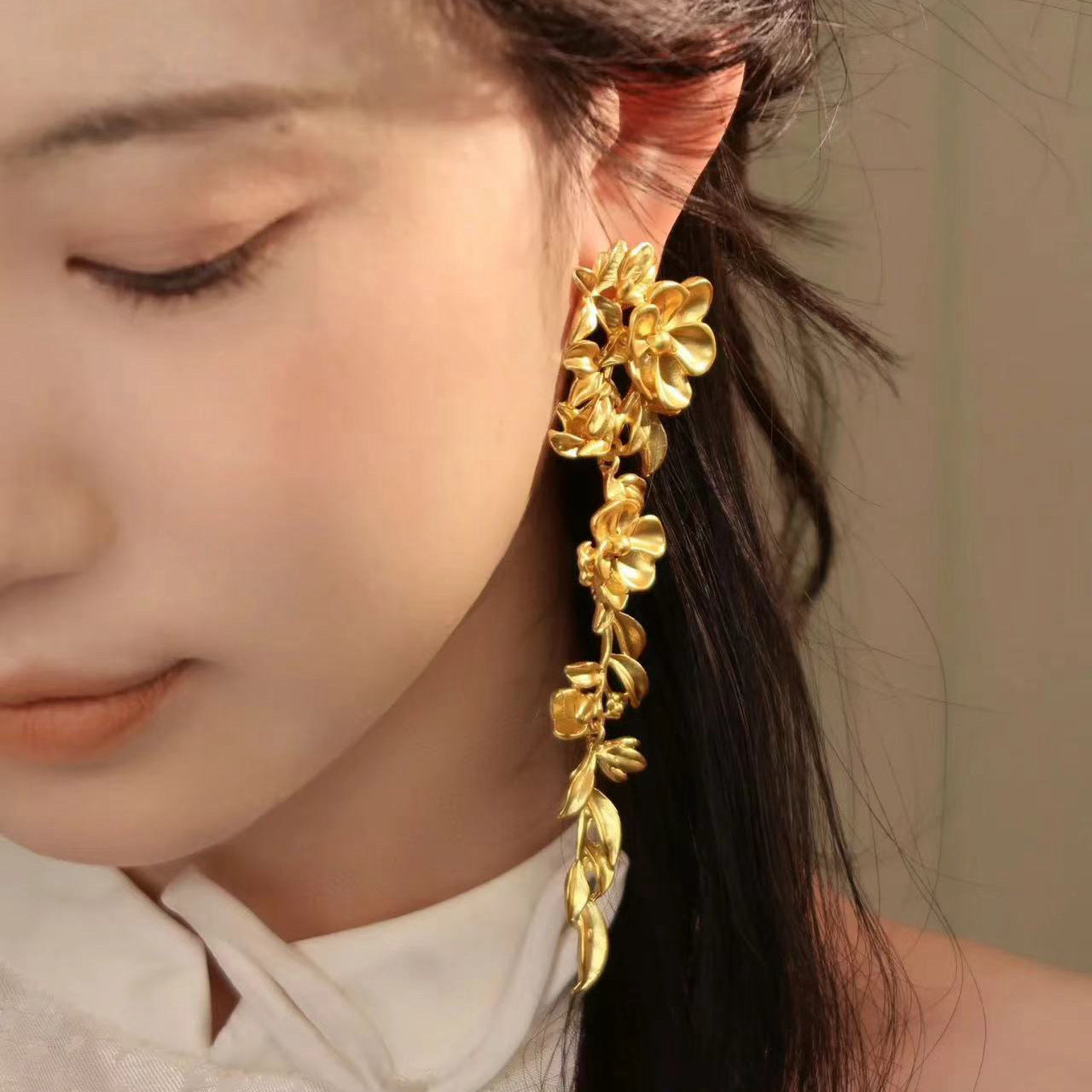 Golden Spring Flow Tassel High-grade Exaggerated Chinese Style Face Slimming Stud Earrings