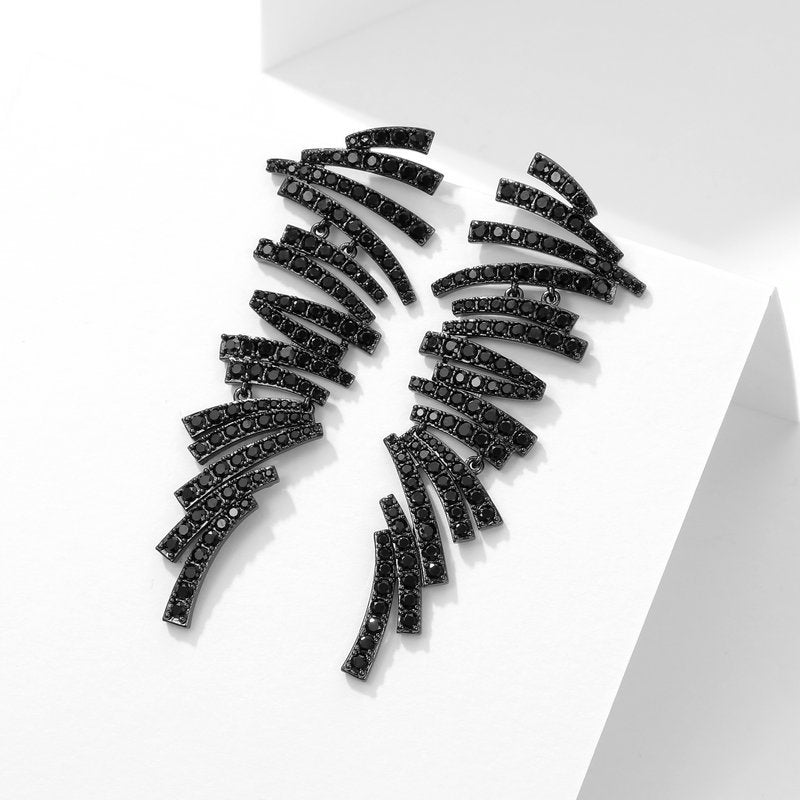 Kleid mit Gezeiten-Designer-Modell, geometrische kreative Ohrringe