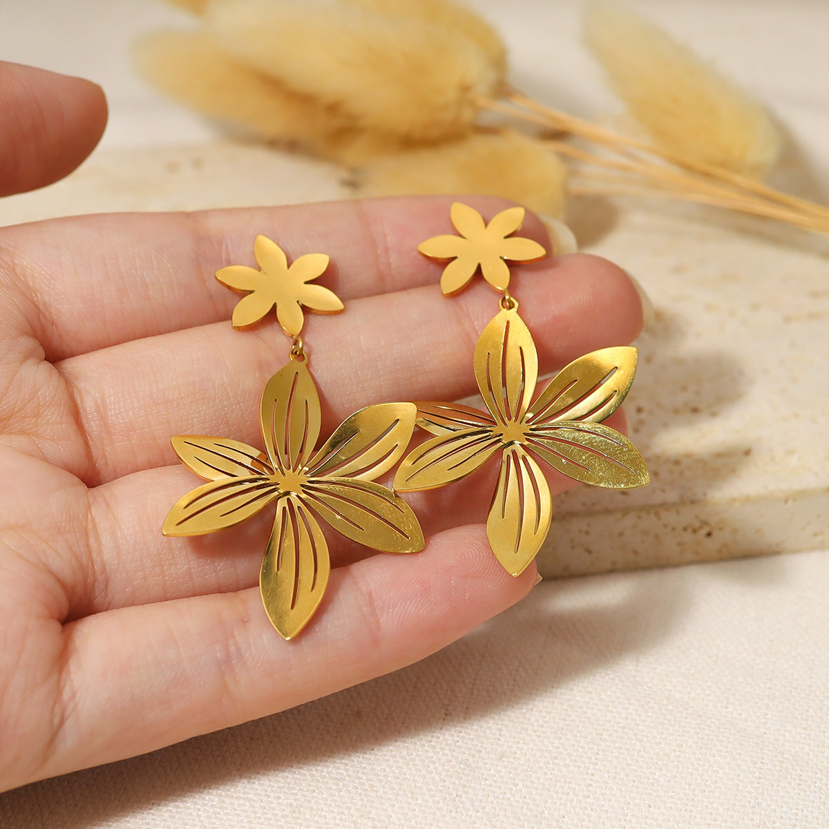 Women's Style Golden Stainless Steel Petal Gold-plated High-grade Metal Rings