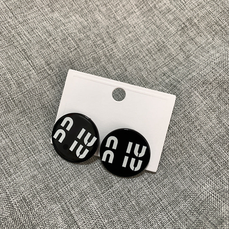 Et boucles d'oreilles rondes simples de style classique blanc