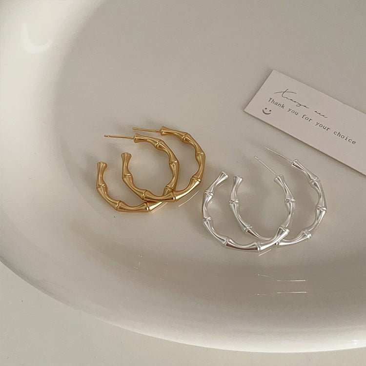 Nischen-Retro-Persönlichkeit und Ringe für Damen mit Sinn für Design