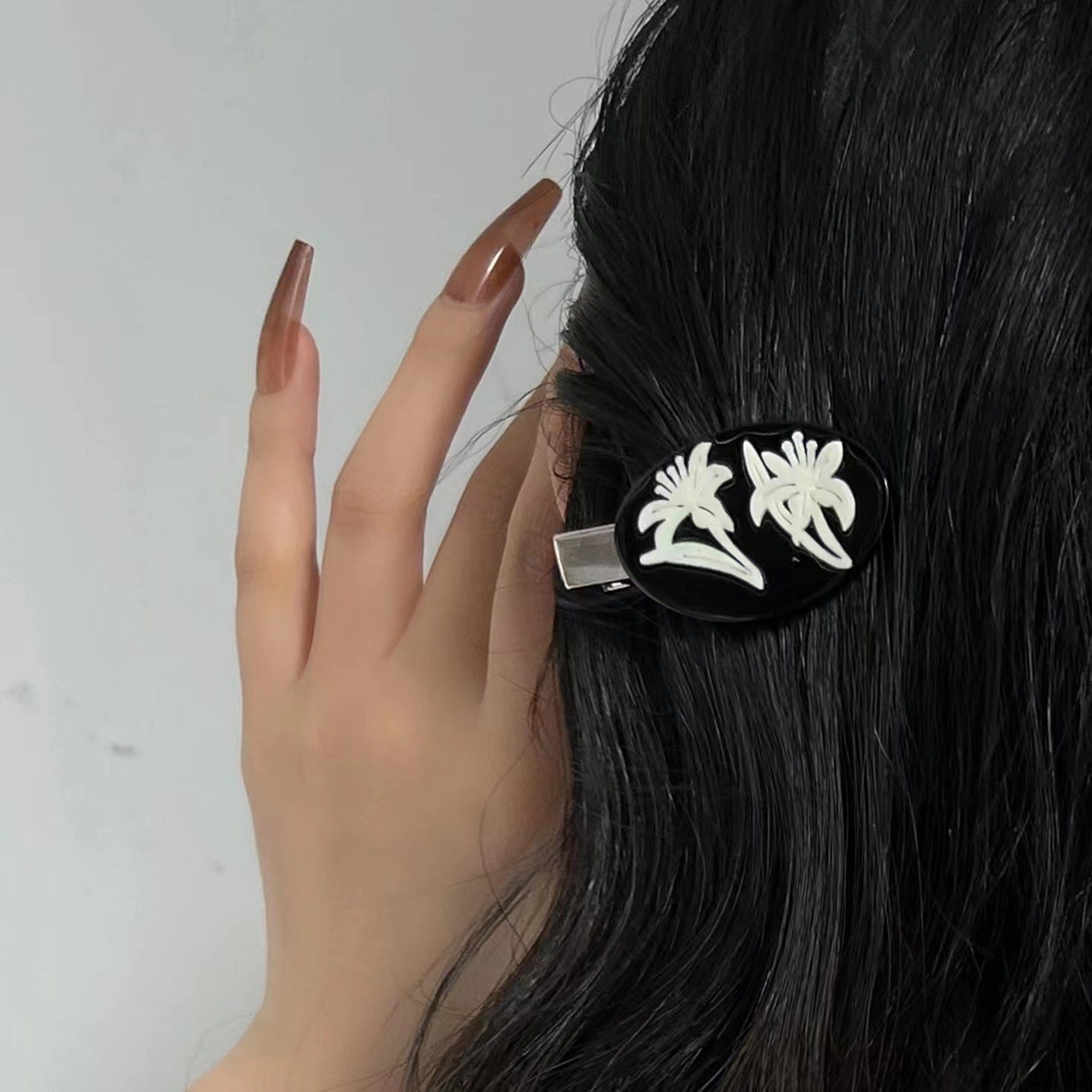 The Wind Moon Retro French Embossed Shell Black Oval Earrings