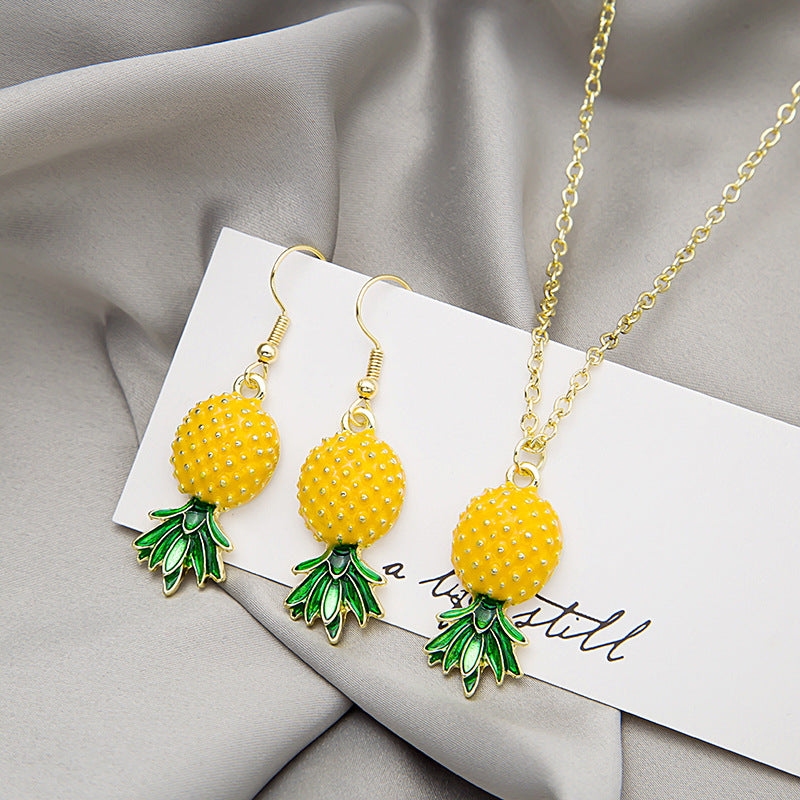 Ananas De Fruits Frais Et Ensemble De Colliers Sucrés