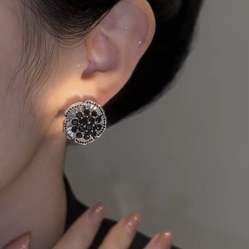 Hochwertige schwarze Ohrringe im Blumenmode-Stil mit Volldiamanten
